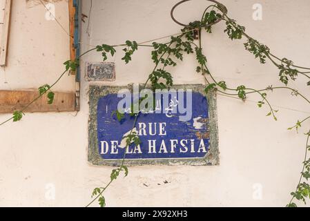 Tunis, Tunisie. 15 mai 2024. Un panneau de rue tunisien pour la rue de la Hafsia écrit en français et en arabe vu dans l'artère principale de la Médina de Tunis, un site du patrimoine mondial en Tunisie, Afrique du Nord. (Photo de John Wreford/SOPA images/SIPA USA) crédit : SIPA USA/Alamy Live News Banque D'Images