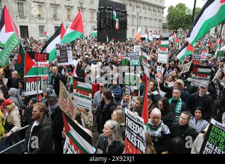 Londres, Royaume-Uni 28 mai 2024. Des dizaines de milliers de personnes se sont rassemblées devant Downing Street ce soir pour protester contre l'assaut d'Israël contre Rafah, qui a entraîné le brûlage vif de civils palestiniens dans leurs tentes, décrit par le premier ministre israélien Netanyahou comme "un accident tragique". appeler à un cessez-le-feu immédiat et condamner Rishi Sunak et Keir Starmer et leurs partis avec les prochaines élections. La manifestation a entraîné la fermeture de Whitehall à la circulation et s'est terminée par un sit-in à l'extérieur de Downing Street. Crédit : Monica Wells/Alamy Live News Banque D'Images