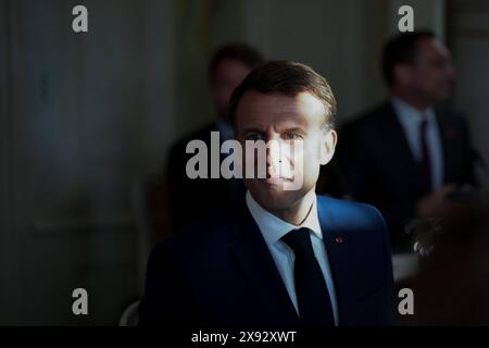 Deutsch-Französischer Ministerrat in Schloss Meseberg Deutsch-Französischer Ministerrat im Gästehaus der Bundesregierung, Schloss Meseberg Präsident der Französischen Republik, Emmanuel Macron BEI Tisch Berlin Berlin GER *** Conseil des ministres germano-français à Schloss Meseberg Conseil des ministres germano-français à la Maison d'hôtes du gouvernement fédéral, Schloss Meseberg Président de la République française, Emmanuel Macron à la table Berlin Berlin GER Banque D'Images