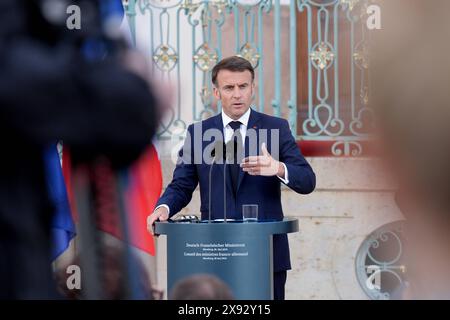 Deutsch-Französischer Ministerrat in Schloss Meseberg Deutsch-Französischer Ministerrat im Gästehaus der Bundesregierung, Schloss Meseberg Präsident der Französischen Republik, Emmanuel Macron Pressekonferenz Berlin GER *** Conseil des ministres germano-français in Schloss Meseberg Conseil des ministres germano-français dans la Maison d'hôtes du gouvernement fédéral, Schloss Meseberg Président de la République française, Emmanuel Macron Conférence de presse Berlin Berlin GER Banque D'Images