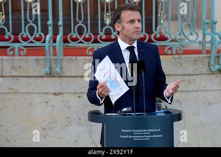 Deutsch-Französischer Ministerrat in Schloss Meseberg Deutsch-Französischer Ministerrat im Gästehaus der Bundesregierung, Schloss Meseberg Präsident der Französischen Republik, Emmanuel Macron Pressekonferenz Berlin GER *** Conseil des ministres germano-français in Schloss Meseberg Conseil des ministres germano-français dans la Maison d'hôtes du gouvernement fédéral, Schloss Meseberg Président de la République française, Emmanuel Macron Conférence de presse Berlin Berlin GER Banque D'Images