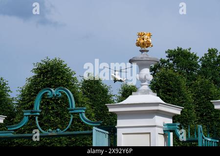 Deutsch-Französischer Ministerrat in Schloss Meseberg Deutsch-Französischer Ministerrat im Gästehaus der Bundesregierung, Schloss Meseberg Ankunft Präsident der Französischen Republik, Emmanuel Macron Berlin Berlin GER *** Conseil des ministres germano-français in Schloss Meseberg Conseil des ministres germano-français dans la Maison d'hôtes du gouvernement fédéral, Schloss Meseberg arrivée Président de la République française, Emmanuel Macron Berlin Berlin GER Banque D'Images