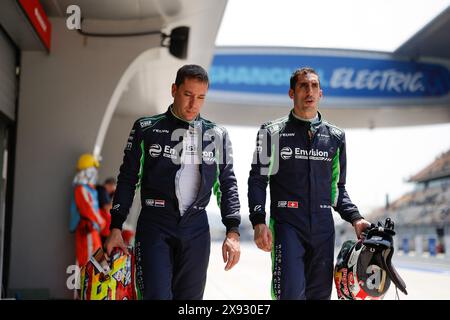 FRIJNS Robin (nld), Envision Racing, Jaguar I-type 6, portrait, BUEMI Sebastien (SWI), Envision Racing, Jaguar I-type 6, portrait, lors de l'ePrix de Shanghai 2024, 8e meeting du Championnat du monde ABB FIA Formula E 2023-24, sur le circuit international de Shanghai du 24 au 26 mai 2024 à Shanghai, Chine Banque D'Images