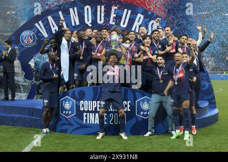 Le capitaine Marquinhos du PSG, Kylian Mbappe et ses coéquipiers célèbrent le podium à la suite du match de finale de Coupe de France entre l'Olympique Lyonnais (OL, Lyon) et le Paris Saint-Germain (PSG) le 25 mai 2024 au stade Pierre Mauroy, Decathlon Arena de Villeneuve-d'Ascq, près de Lille Banque D'Images