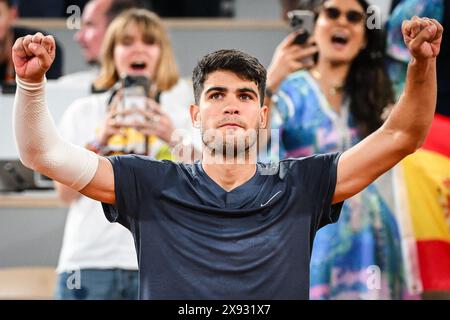 Carlos ALCARAZ, Espagnol, célèbre sa victoire lors de la première journée du tournoi de tennis Roland-Garros 2024, ATP et WTA Grand Chelem le 26 mai 2024 au stade Roland-Garros à Paris, France Banque D'Images