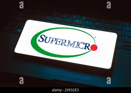 Brésil. 24 novembre 2023. Dans cette illustration photo, le logo Supermicro (Super Micro Computer, Inc) est affiché sur l'écran d'un smartphone. (Crédit image : © Rafael Henrique/SOPA images via ZUMA Press Wire) USAGE ÉDITORIAL SEULEMENT! Non destiné à UN USAGE commercial ! Banque D'Images