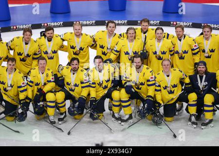 Prague, République tchèque. 26 mai 2024. Les joueurs de Suède célèbrent le match de troisième place entre la Suède et le Canada au O2 Arena Prague au Championnat mondial de hockey sur glace 2024 de l’IIHF en Tchéquie. Score final ; Suède 4:2 Canada. (Photo de Grzegorz Wajda/SOPA images/SIPA USA) crédit : SIPA USA/Alamy Live News Banque D'Images