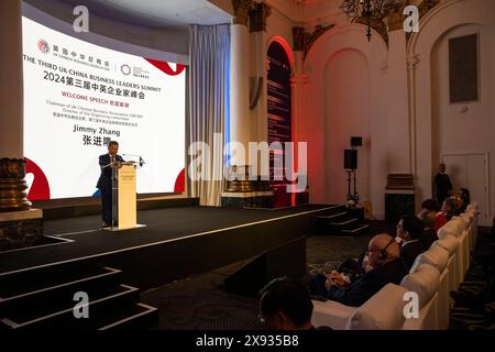 Londres, Grande-Bretagne. 28 mai 2024. Zhang Jinlong, président de la UK Chinese Business Association, prend la parole lors du 3ème sommet des chefs d'entreprise Royaume-Uni (UK)-Chine à Londres, Grande-Bretagne, le 28 mai 2024. Les chefs d'entreprise et les représentants du gouvernement qui ont assisté au 3e Sommet des chefs d'entreprise Royaume-Uni (Royaume-Uni)-Chine ont exprimé ici leur confiance dans la perspective du commerce, de l'investissement et des liens bilatéraux des deux pays. Credit : Stephen Chung/Xinhua/Alamy Live News Banque D'Images