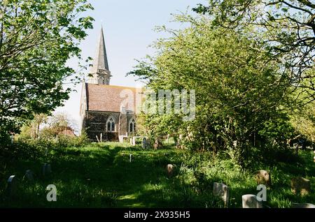 Le cimetière de St Mary et St Peter dans le village de Pett, près de Hastings, East Sussex, Royaume-Uni Banque D'Images