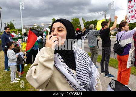 Toledo, Ohio, États-Unis. 27 mai 2024. Walaa Kanan, organisatrice de manifestations pro-palestiniennes, des chants tandis que d'autres brandissent des pancartes et brandissent des drapeaux lors d'une conférence de Tolède All Out for Rafah les musulmans américains pour la Palestine Toledo ont organisé la manifestation comme une « manifestation d'urgence » en réaction aux frappes aériennes israéliennes qui ont frappé les personnes déplacées dans des tentes dans la ville de Rafah, dans le sud de Gaza. (Crédit image : © Stephen Zenner/SOPA images via ZUMA Press Wire) USAGE ÉDITORIAL SEULEMENT! Non destiné à UN USAGE commercial ! Banque D'Images