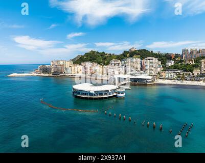 Jetée à Durres depuis un drone, mer Adriatique, Albanie, Europe Banque D'Images