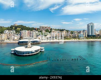 Jetée à Durres depuis un drone, mer Adriatique, Albanie, Europe Banque D'Images