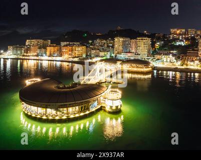 Jetée et Promenade à Durres depuis un drone la nuit, mer Adriatique, Albanie, Europe Banque D'Images