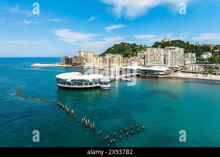 Jetée à Durres depuis un drone, mer Adriatique, Albanie, Europe Banque D'Images