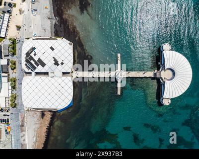 Haut en bas au-dessus de la jetée à Durres d'un drone, mer Adriatique, Albanie, Europe Banque D'Images