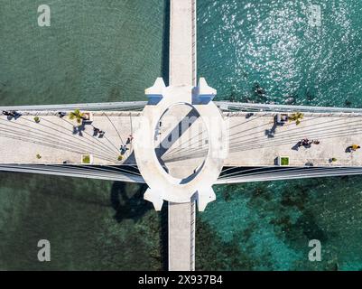 Haut en bas au-dessus de la jetée à Durres d'un drone, mer Adriatique, Albanie, Europe Banque D'Images