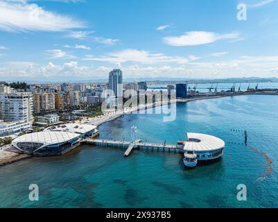 Jetée à Durres depuis un drone, mer Adriatique, Albanie, Europe Banque D'Images