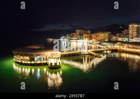 Jetée et Promenade à Durres depuis un drone la nuit, mer Adriatique, Albanie, Europe Banque D'Images