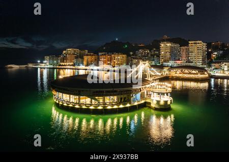 Jetée et Promenade à Durres depuis un drone la nuit, mer Adriatique, Albanie, Europe Banque D'Images