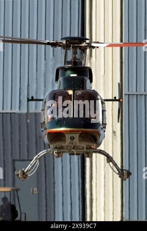 EXCLUSIF-- Harrison Ford vérifie et nettoie les vitres de son hélicoptère avant de voler à Santa Monica, Californie. Banque D'Images