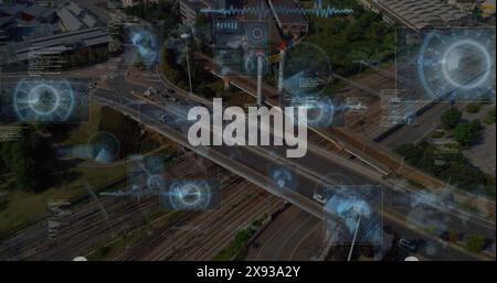 Image des scanners ronds et du traitement des données par rapport à la vue aérienne de la circulation urbaine Banque D'Images