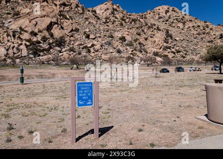 Panneau d'avertissement de serpents venimeux et d'insectes dans la zone de repos du Texas Canyon sur la i-10 Ouest près de Dragoon, Arizona Banque D'Images