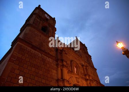 Image nocturne de la façade de la cathédrale de Barichara, église de l'Immaculée conception, le principal temple catholique de cette ville pittoresque touristique Banque D'Images