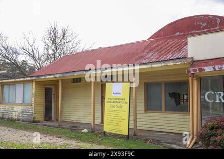 Centre-ville de Walcha, opportunité de site de développement pour de nouvelles affaires de détail avec signe immobilier, Nouvelle-Galles du Sud, Australie, 2024 Banque D'Images