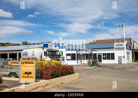 Centre-ville de Walcha avec station-service NRMA et offre d'affaires de location de remorques, NSW, Australie, 2024 Banque D'Images