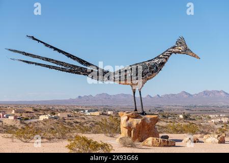 Statue de Roadrunner recyclé géante entièrement fabriquée à partir de matériaux jetés par l'artiste Olin Calk dans une aire de repos I-10 sur le côté ouest de Las Cruces, Nouveau Banque D'Images