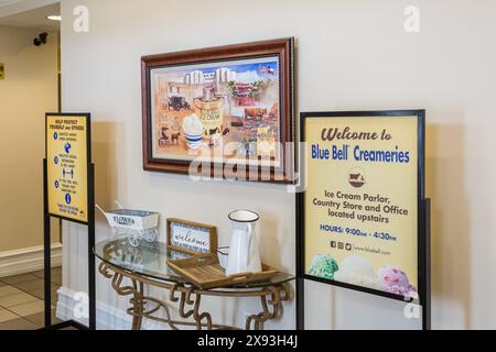 Présentoir pour accueillir les visiteurs au Blue Bell Creameries Country Store et au Ice Cream Parlor à Sylacauga, en Alabama Banque D'Images