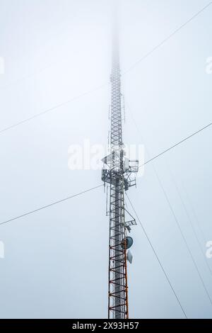 Tour cellulaire s'étendant dans les nuages Banque D'Images