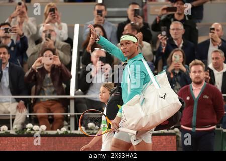 Paris, France. 27 mai 2024. Rafael Nadal d'Espagne lors de son match de premier tour contre Alexander Zverev aka Sascha Zverev d'Allemagne le jour 2 de l'Open de France 2024, Roland-Garros 2024, tournoi de tennis du Grand Chelem le 27 mai 2024 au stade Roland-Garros à Paris, France - photo Jean Catuffe/DPPI crédit : DPPI Media/Alamy Live News Banque D'Images