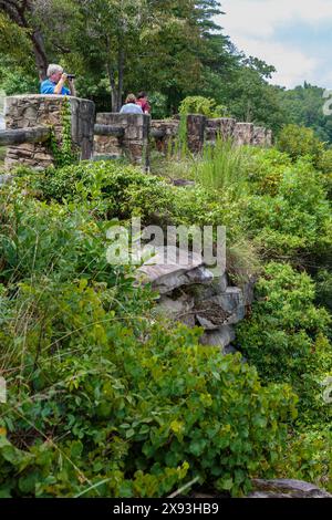 Homme prenant des photos depuis un point de vue le long de la Little River Canyon Rim Parkway près de ft. Payne, Alabama Banque D'Images