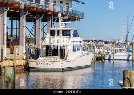 Bateau de pêche privé au quai en dessous du restaurant McElroy's Harbor House au port pour petits bateaux de Biloxi à Biloxi, MS Banque D'Images