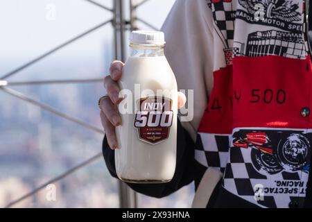 Josef Newgarden, lauréat de 2024 Indy 500 pour la 2ème année consécutive, visite l’Empire State Building à New York le 28 mai 2024 Banque D'Images