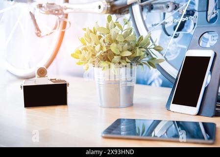 Traveller gadget tablette smartphone caméra sur la table. Vue de dessus du gadget hipster sur le bureau en bois. Femme jeune voyageuse avec sac à dos et photocamera dans Banque D'Images