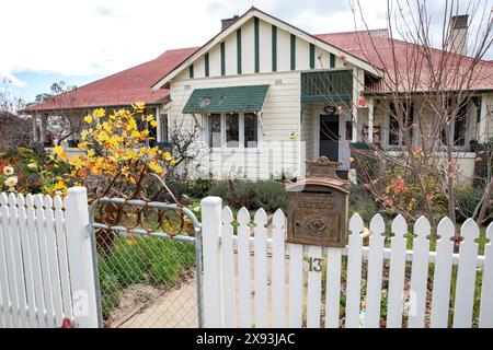 Ville d'Uralla dans le nord des tablelands de Nouvelle-Galles du Sud avec sa promenade historique des bâtiments historiques, NSW, Australie Banque D'Images