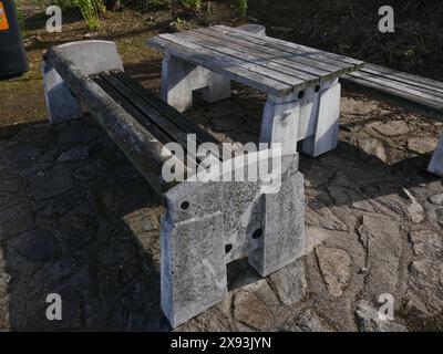 Table de pique-nique et banc de parc en bois et béton à l'extérieur Banque D'Images