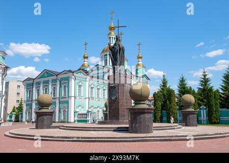 TAMBOV, RUSSIE - 03 JUIN 2023 : vue du monument à Saint Pitirim évêque de Tambov et de la cathédrale de la Transfiguration par une journée ensoleillée de juin Banque D'Images