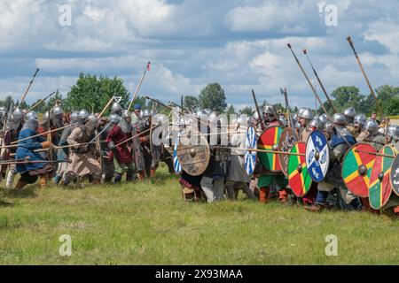 RÉGION DE TVER, RUSSIE - 21 JUILLET 2023 : fragment de la reconstruction d'une bataille médiévale un jour de juillet. Festival historique 'Epic Coast-2023' Banque D'Images