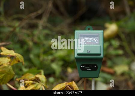 Indicateur d'humidité, d'intensité lumineuse et de pH du sol en gros plan, concept de technologie agricole Banque D'Images