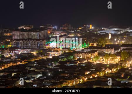 DERBENT, RUSSIE - 09 MAI 2024 : Derbent moderne sur une nuit. République du Daghestan Banque D'Images