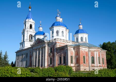 Ancienne cathédrale de la Résurrection du Christ un jour ensoleillé de mai. Kashin. Région de Tver, Russie Banque D'Images