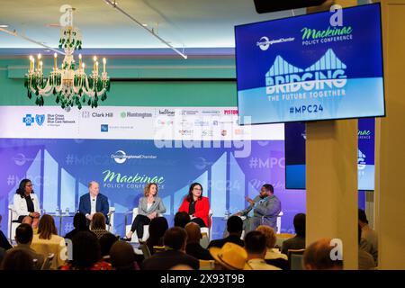 Mackinac Island, États-Unis. 28 mai 2024. Sénatrice d'État Sarah Anthony (d-Lansing), maire de Detroit Mike Duggan, directrice générale de la State Housing Development Authority du Michigan Amy Hovey, Ann Arbor membre du conseil Linh Song et le président de la première Inc des collectivités Glenn Wilson prennent la parole à la Conférence sur les politiques Mackinac à Mackinac Island, au Mich., le 28 mai 2024. (Photo de Andrew Roth/Sipa USA) crédit : Sipa USA/Alamy Live News Banque D'Images