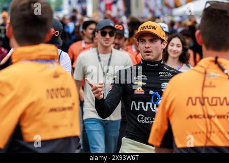 INDIANAPOLIS, INDIANA - MAI 26 : le pilote Pato O’Ward marche jusqu’au pit Row avant l’Indy 500 2024 au Indianapolis Motor Speedway le 26 mai 2024 à Indianapolis, Indiana. Banque D'Images