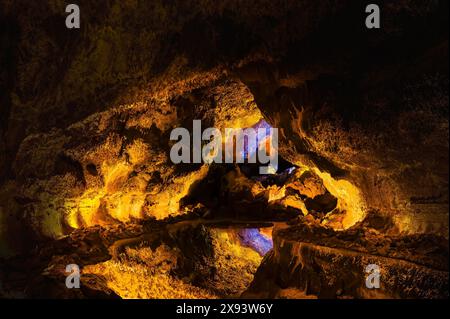 Découvrez la merveille souterraine de Cueva de los Verdes à Lanzarote, un reflet époustouflant dans les eaux du tunnel volcanique, parfait pour captiver l’imag Banque D'Images