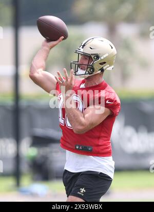 Metairie, États-Unis. 28 mai 2024. Le quarterback des Saints de la Nouvelle-Orléans Nathan Peterman (10 ans) tente une passe lors de la deuxième journée d'entraînement hors saison au Ochsner Sports performance Center à Metairie, Louisiane, le mardi 28 mai 2024. (Photo de Peter G. Forest/SipaUSA) crédit : Sipa USA/Alamy Live News Banque D'Images