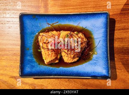 Saumon grillé de style japonais. Repas izakaya. Plaque bleue vue de dessus en bas. Photo de haute qualité Banque D'Images