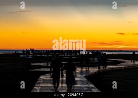 Pont touristique panoramique sur la rive de la mer sous le coucher du soleil, illuminé de nuages roses. Zones humides de Gaomei, Taichung City, Taïwan Banque D'Images